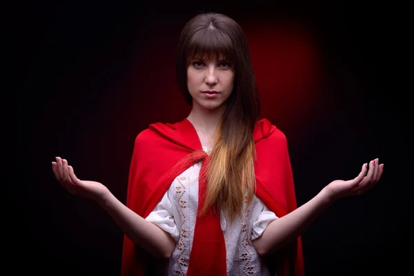 Schöne Frau mit rotem Mantel im Atelier — Stockfoto