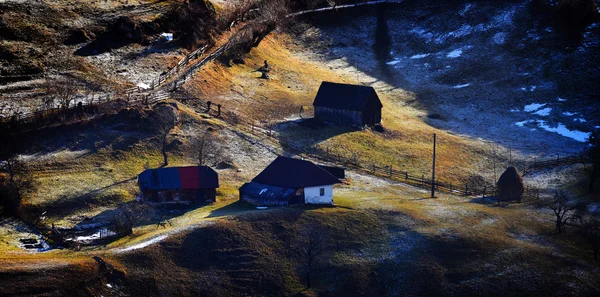 Frühe Winterlandschaft in den Bergen — Stockfoto