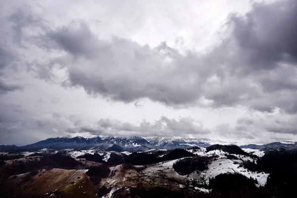 Paisaje de montaña en invierno con cielo nublado — Foto de Stock