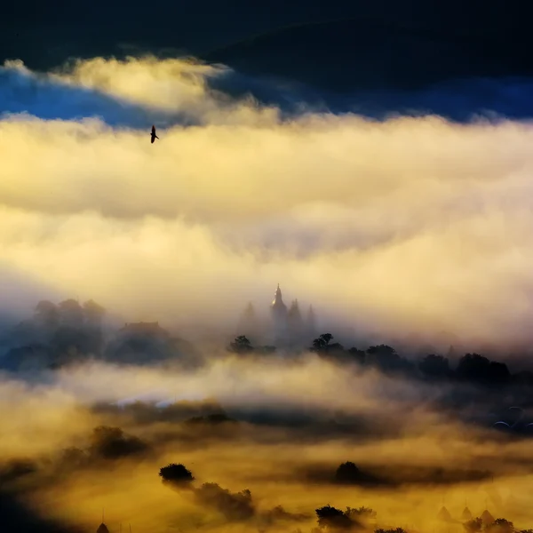 Paisaje de montaña con nubes gruesas — Foto de Stock