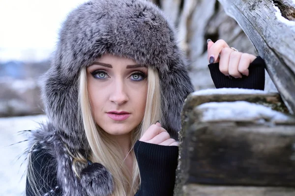 Young pretty woman portrait outdoor in winter — Stock Photo, Image