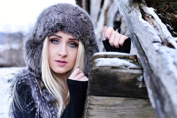 Mujer bonita retrato al aire libre en invierno — Foto de Stock