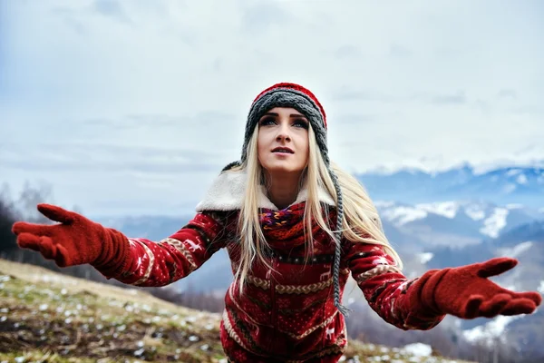 Mujer bonita retrato al aire libre en invierno —  Fotos de Stock