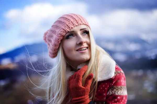 Jeune jolie femme portrait en plein air en hiver — Photo