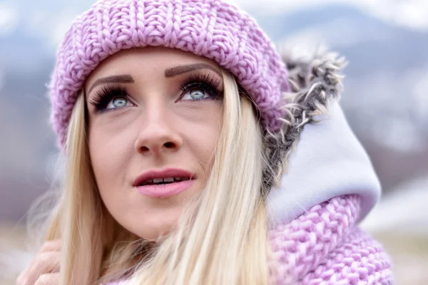 젊은 예쁜 여자 초상화 야외 겨울에 — 스톡 사진