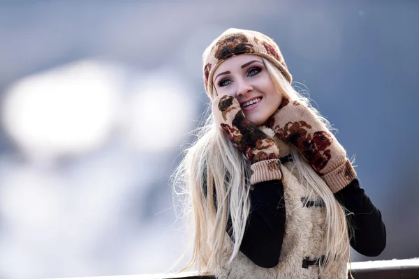 Junge hübsche Frau Porträt im Freien im Winter — Stockfoto