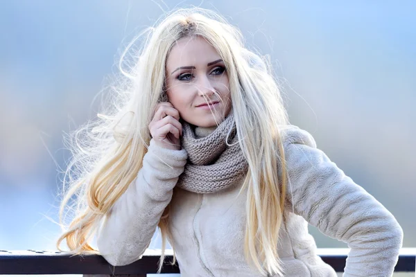 Mooie vrouw portret buiten in de winter — Stockfoto
