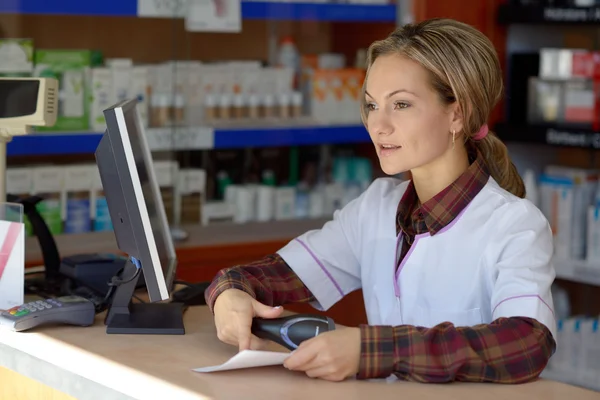 Jonge vrouwelijke apotheker bedrijf recept — Stockfoto