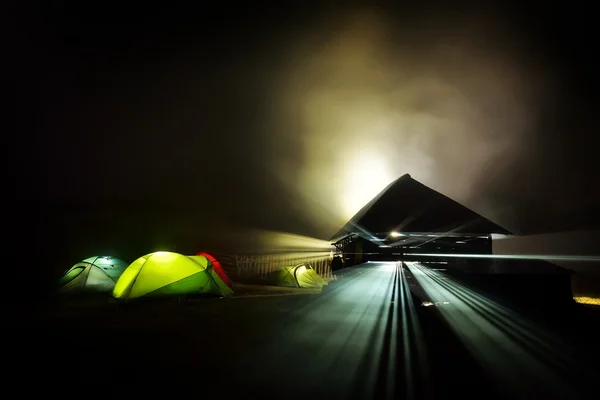 Verlichte camping tenten nachts alpin gebied — Stockfoto