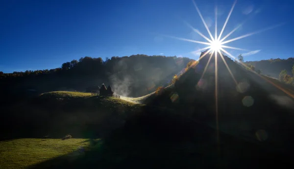 秋の朝霧日の出山の風景 — ストック写真