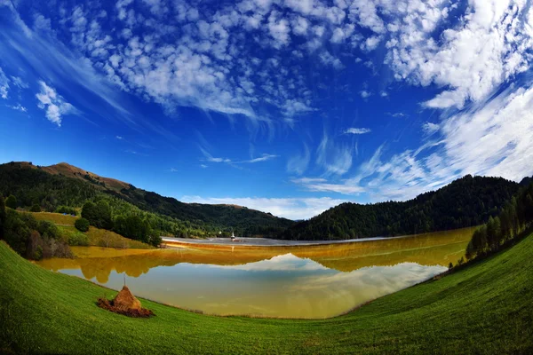 Červené znečištěné jezero v Rumunsku, Alba, Geamana — Stock fotografie