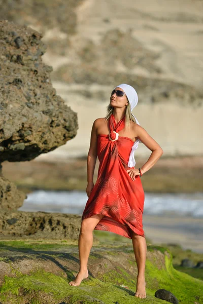 Junge Frau am Strand an einem sonnigen Sommertag — Stockfoto