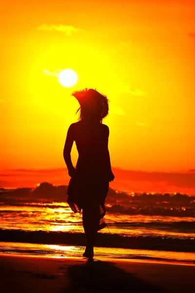 Jeune femme sur la plage en été coucher de soleil — Photo