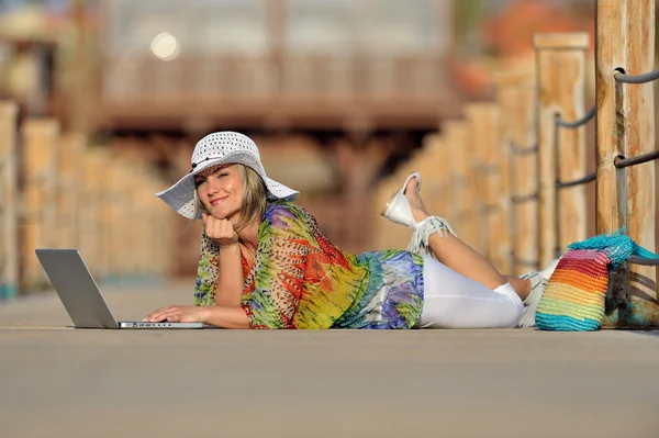 Ung kvinna med laptop utomhus på sommaren — Stockfoto