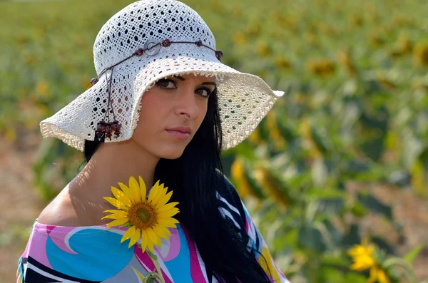 Unga vackra kvinnan på blommande fält i sommar — Stockfoto