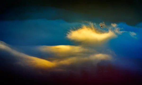 Berglandschap met dikke wolken Stockfoto