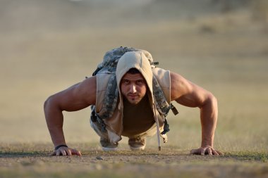 tozlu sahada açık egzersiz atletik genç adam