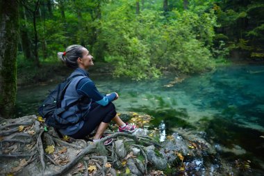Ormanın içinde kadın turist