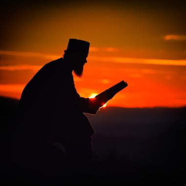 gün batımı ışıkta, Romanya, Ceahl okuma rahip silüeti