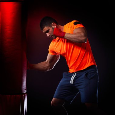 genç adam boks torbası Studio ile ayakta egzersiz