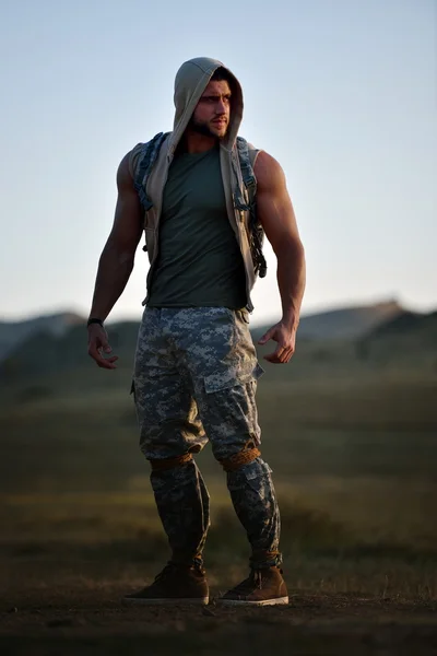 Tozlu sahadaki atletik genç adam