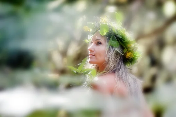 Young woman portrait wearing wreath in summer — Stock Photo, Image