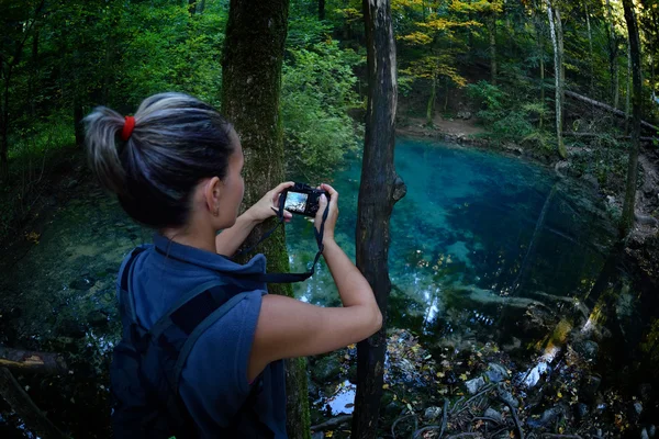 Female tourist in the forest — Stock Photo, Image