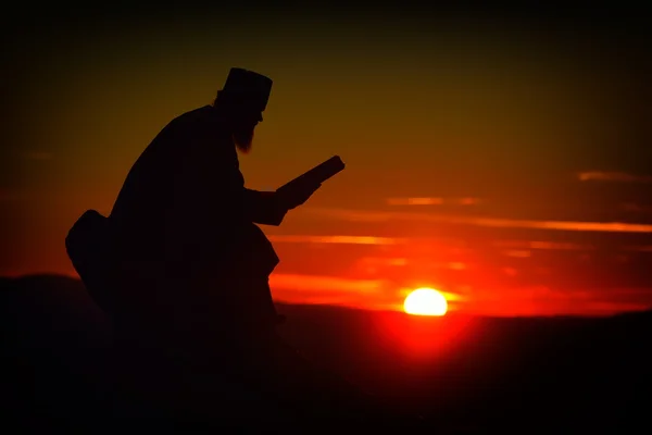 Silhueta de padre lendo ao pôr do sol luz, Romênia, Ceahl — Fotografia de Stock
