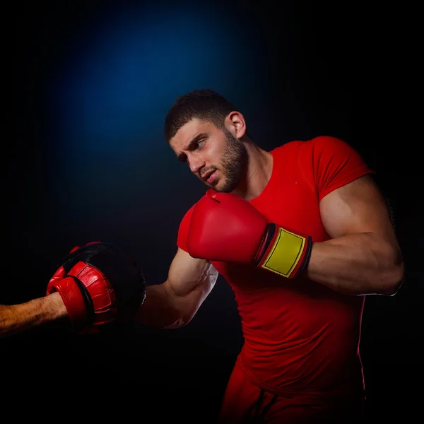 Personlig trener og mann som trener boksing i gymsalen – stockfoto