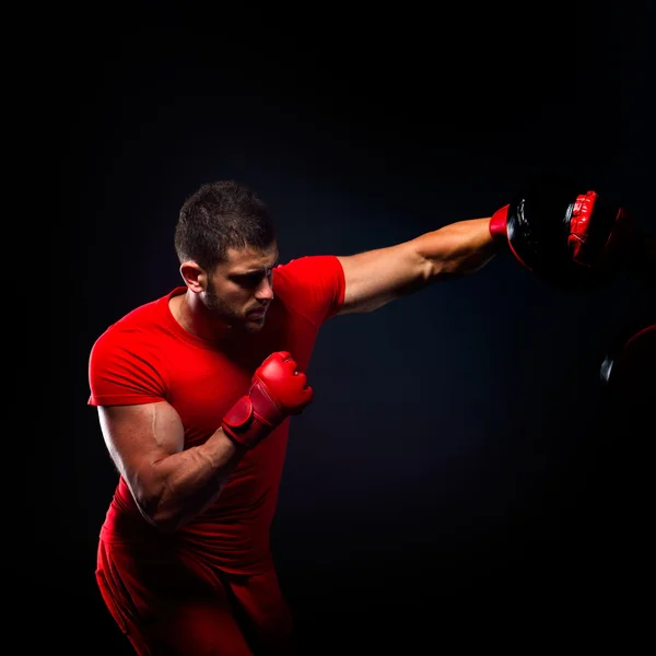 私人教练男子教练和行使拳击在健身房里的男人 — 图库照片