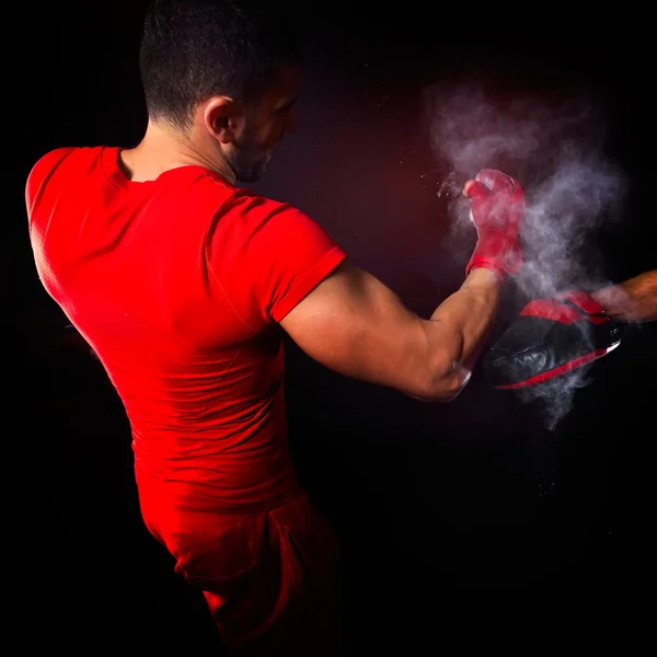 Entrenador personal hombre entrenador y hombre ejercicio de boxeo en el gimnasio — Foto de Stock