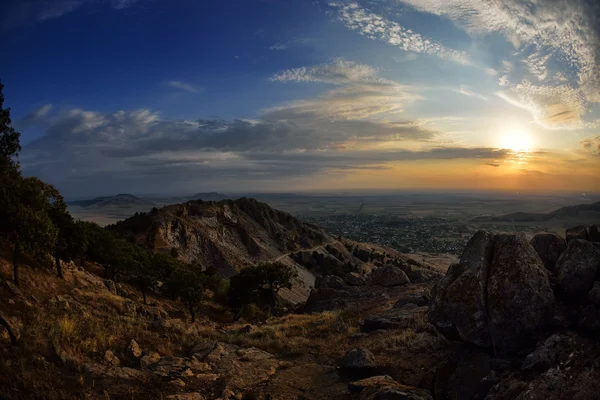 Paisaje al atardecer amanecer vista Tutuiatu, Dobrogea, Rumania —  Fotos de Stock