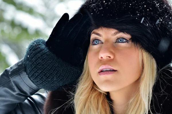 Mujer bonita retrato al aire libre en invierno —  Fotos de Stock