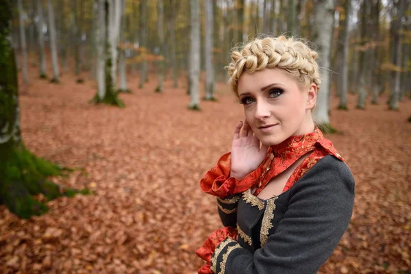 Mulher loira elegante bonita na floresta de outono — Fotografia de Stock