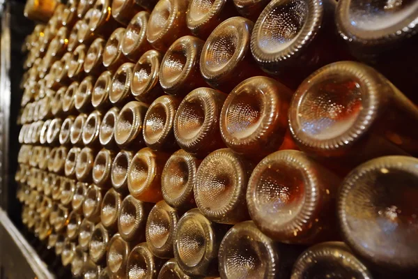 Apiladas botellas de vino en la bodega, polvoriento pero sabroso — Foto de Stock