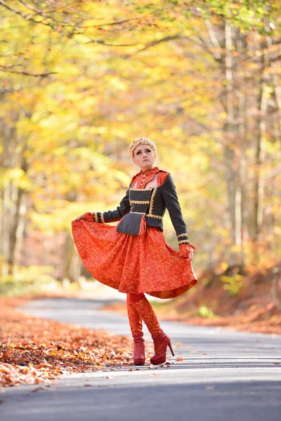 Piękne eleganckie kobiety blondynka w jesień las — Zdjęcie stockowe