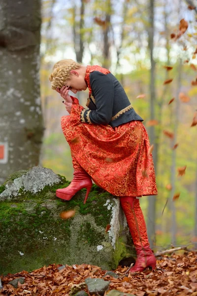 Mooie elegante blonde vrouw in herfst bos — Stockfoto