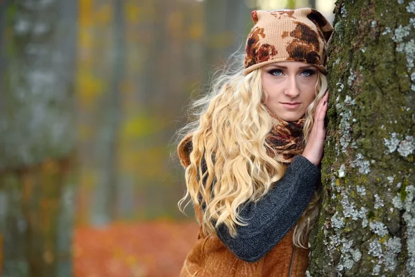 Vackra eleganta blonda kvinnan i höst skog — Stockfoto