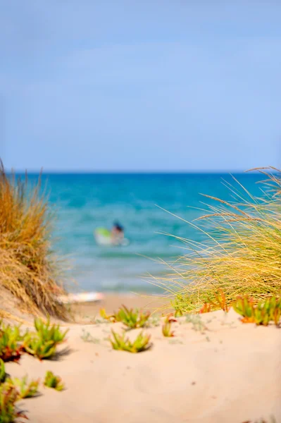Spiaggia mediterranea in estate — Foto Stock