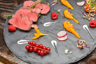 Kızarmış ördek eti dilimleri