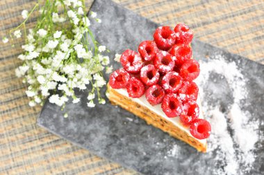 frambuazlı pasta plaka üzerinde