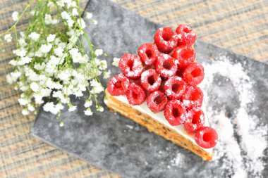 frambuazlı pasta plaka üzerinde