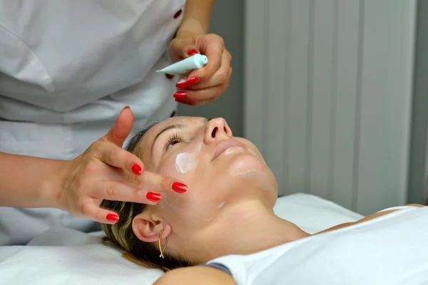 Mujer joven en tratamiento cosmético — Foto de Stock