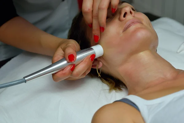 Mujer joven en tratamiento cosmético — Foto de Stock