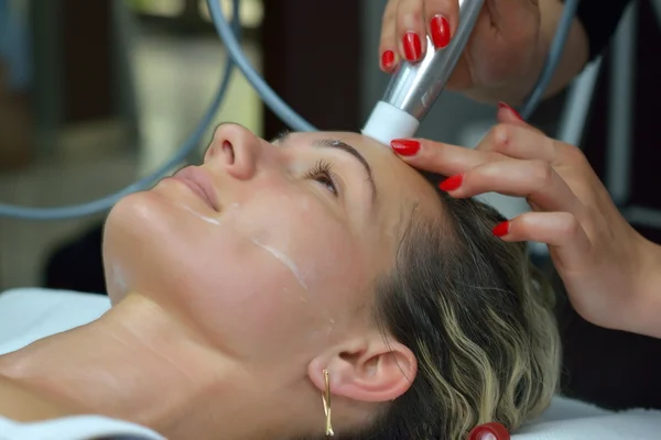 Jonge vrouw op een cosmetische behandeling — Stockfoto