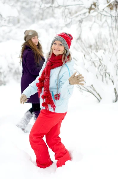 Mujeres jóvenes al aire libre en invierno —  Fotos de Stock