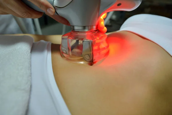 Jonge vrouw op een cosmetische behandeling — Stockfoto