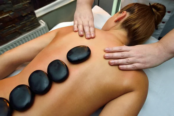 Mooie jonge vrouw op massage — Stockfoto