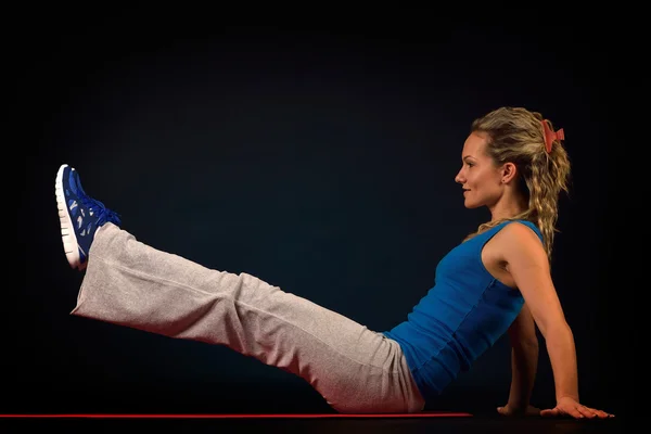 Young woman exercising — Stock Photo, Image