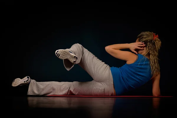 Mujer joven haciendo ejercicio —  Fotos de Stock